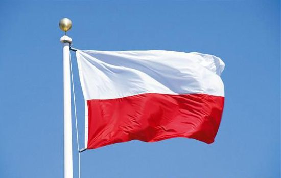 Màu trắng trên là cơ Ba Lan là biểu trưng của sự trong sạch, màu đỏ là biểu tượng của máu và chủ nghĩa anh hùng.